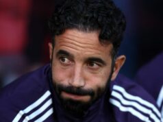 Správy z Man Utd: Žiadosť o prestup Rubena Amorima bola zamietnutá po tom, čo klub minul 138 miliónov libier Ruben Amorim s prekrytým odznakom Manchestru United