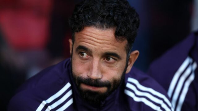 Ruben Amorim s prekrytým odznakom Manchestru United