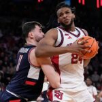 John's dominoval UConn od začiatku, aby získal tituly na veľkom východe