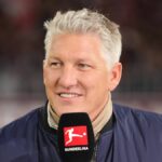MNÍCHOV, NEMECKO - 18. OKTÓBRA: Televízny expert Bastian Schweinsteiger sleduje zápas Bundesligy medzi FC Bayern Mníchov a Borussiou Dortmund v Allianz Arene 18. októbra 2025 v nemeckom Mníchove. (Foto Marcel Engelbrecht - firo sportphoto/Getty Images)