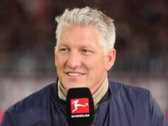 Starý spoluhráč Michaela Carricka z Man Utd vyniesol jednoslovný verdikt po kritike Paula Scholesa MNÍCHOV, NEMECKO - 18. OKTÓBRA: Televízny expert Bastian Schweinsteiger sleduje zápas Bundesligy medzi FC Bayern Mníchov a Borussiou Dortmund v Allianz Arene 18. októbra 2025 v nemeckom Mníchove. (Foto Marcel Engelbrecht - firo sportphoto/Getty Images)