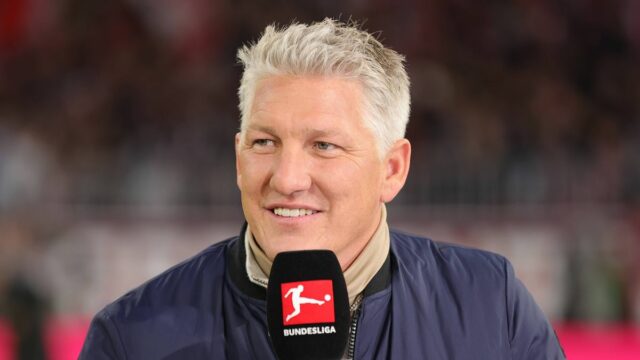 MNÍCHOV, NEMECKO - 18. OKTÓBRA: Televízny expert Bastian Schweinsteiger sleduje zápas Bundesligy medzi FC Bayern Mníchov a Borussiou Dortmund v Allianz Arene 18. októbra 2025 v nemeckom Mníchove. (Foto Marcel Engelbrecht - firo sportphoto/Getty Images)