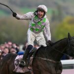 Šťastný dôchodca (nie je na obrázku) vyhral takmer 500 000 libier zo stávky 50 centov na festivale v Cheltenhame (na obrázku: Gaelic Warrior a Paul Townend oslavujú po víťazstve v Zlatom pohári)