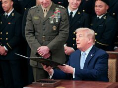 Stephen A Smith kritizuje Trumpa za výkonné nariadenie armády a námorníctva Stephen A Smith kritizuje Trumpa za výkonné nariadenie armády a námorníctva