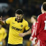 Manažér Wolverhamptonu Wanderers Rob Edwards oslavuje víťazstvo počas zápasu Premier League medzi Wolverhampton Wanderers a Liverpoolom na...