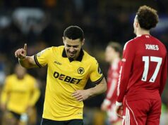 Stephen Warnock obviňuje Curtisa Jonesa z neskorej porážky Liverpoolu na ihrisku Wolves Manažér Wolverhamptonu Wanderers Rob Edwards oslavuje víťazstvo počas zápasu Premier League medzi Wolverhampton Wanderers a Liverpoolom na...