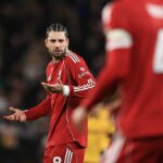 Joaa Gomesa z Wolverhamptonu Wanderers vyzývajú Mohamed Salah a Alexis Mac Allister z Liverpoolu počas zápasu Premier League medzi...