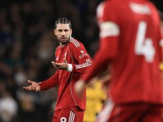 Stephen Warnock odpálil „pomalé a nudné“ predstavenie Liverpoolu proti Wolves Joaa Gomesa z Wolverhamptonu Wanderers vyzývajú Mohamed Salah a Alexis Mac Allister z Liverpoolu počas zápasu Premier League medzi...