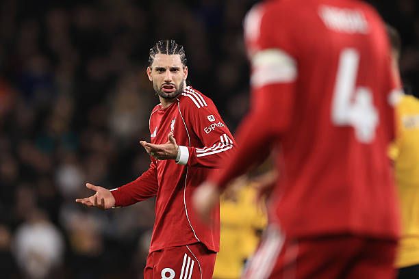 Stephen Warnock odpálil „pomalé a nudné“ predstavenie Liverpoolu proti Wolves Joaa Gomesa z Wolverhamptonu Wanderers vyzývajú Mohamed Salah a Alexis Mac Allister z Liverpoolu počas zápasu Premier League medzi...