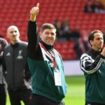 Steven Gerrard ukazuje palec hore