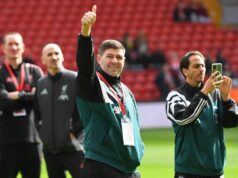 Steven Gerrard poskytuje osobné aktualizácie v zápase Liverpool Legends – „Všetci veľmi šťastní“ Steven Gerrard ukazuje palec hore