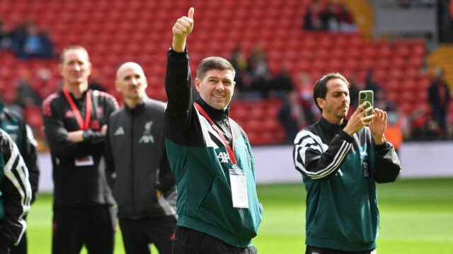 Steven Gerrard ukazuje palec hore