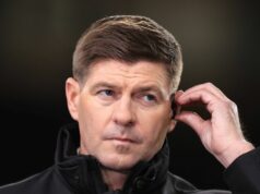 Steven Gerrard sa stáva druhou legendou Liverpoolu, ktorá požaduje od Arna Slotu zmenu Steven Gerrard pracuje ako učenec