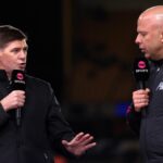 Bývalý kapitán Liverpoolu a znalec TNT Sport Steven Gerrard sa rozpráva s manažérom / hlavným trénerom Liverpoolu Arne Slotom pred zápasom Premier League medzi Wolverhampton Wanderers a Liverpoolom v Molineux 3. marca 2026 vo Wolverhamptone v Anglicku.