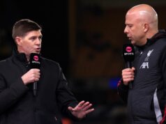 Steven Gerrard ukázal skutočné farby Arnemu Slotovi po pracovnej ponuke Liverpoolu Bývalý kapitán Liverpoolu a znalec TNT Sport Steven Gerrard sa rozpráva s manažérom / hlavným trénerom Liverpoolu Arne Slotom pred zápasom Premier League medzi Wolverhampton Wanderers a Liverpoolom v Molineux 3. marca 2026 vo Wolverhamptone v Anglicku.
