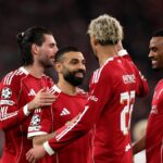 LIVERPOOL, ANGLICKO - 18. marca: Mohamed Salah z Liverpoolu oslavuje strelenie štvrtého gólu svojho tímu so spoluhráčmi Dominikom Szoboszlaiom, Hugom Ekitike a Ryanom Gravenberchom počas zápasu 16. kola 2. kola Ligy majstrov UEFA 2025/2026 medzi Liverpool FC a Galatasaray SK na Anfielde 26. marca. (Foto: Michael Regan/Getty Images)