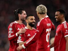 Štvrťfinále Ligy majstrov je vyrovnané, keďže Liverpool a Arsenal potvrdzujú súperov LIVERPOOL, ANGLICKO - 18. marca: Mohamed Salah z Liverpoolu oslavuje strelenie štvrtého gólu svojho tímu so spoluhráčmi Dominikom Szoboszlaiom, Hugom Ekitike a Ryanom Gravenberchom počas zápasu 16. kola 2. kola Ligy majstrov UEFA 2025/2026 medzi Liverpool FC a Galatasaray SK na Anfielde 26. marca. (Foto: Michael Regan/Getty Images)