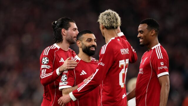 LIVERPOOL, ANGLICKO - 18. marca: Mohamed Salah z Liverpoolu oslavuje strelenie štvrtého gólu svojho tímu so spoluhráčmi Dominikom Szoboszlaiom, Hugom Ekitike a Ryanom Gravenberchom počas zápasu 16. kola 2. kola Ligy majstrov UEFA 2025/2026 medzi Liverpool FC a Galatasaray SK na Anfielde 26. marca. (Foto: Michael Regan/Getty Images)