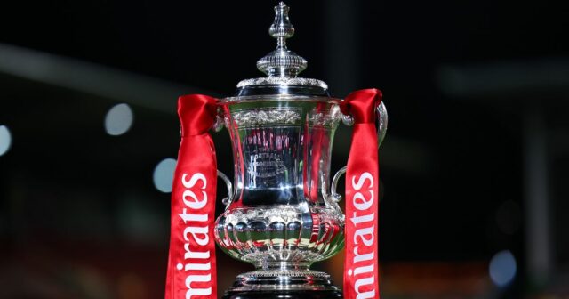 WREXHAM, WALES – 9. januára: O trofej Emirates FA Cup pred zápasom tretieho kola Emirates FA Cup medzi AFC Wrexham a Nottingham Forest 9. januára 2026 vo Wrexhame vo Walese. (Foto: Robbie Jay Barratt - AMA/Getty Images)