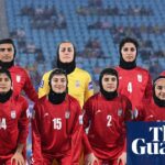 Demonštranti sa snažia zablokovať autobus, keď iránsky ženský futbalový tím odchádza z hotela Gold Coast – video