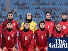 Štyri členky iránskeho ženského tímu sa po udelení azylu v Austrálii vrátili domov | Správy z Austrálie Demonštranti sa snažia zablokovať autobus, keď iránsky ženský futbalový tím odchádza z hotela Gold Coast – video