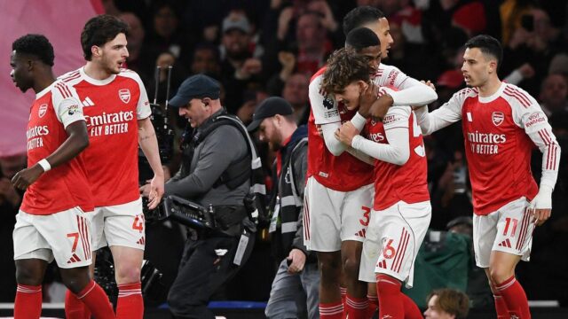 Bukayo Saka, Declan Rice, Cristhian Mosquera, Max Dowman, William Saliba a Gabriel Martinelli z Arsenalu oslavujú prvý gól svojho tímu počas zápasu Premier League medzi Arsenalom a Evertonom.