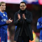 Hlavný tréner Chelsea Liam Rosenior tlieska medzi svojimi hráčmi po zápase Premier League medzi Arsenalom a Chelsea na Emirates Stadium 1. marca 2026 v Londýne v Anglicku