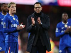 Štyri zápasy Chelsea urobia alebo zlomia nádeje na Ligu majstrov, pretože Liam Rosenior prepustil svoj postoj Hlavný tréner Chelsea Liam Rosenior tlieska medzi svojimi hráčmi po zápase Premier League medzi Arsenalom a Chelsea na Emirates Stadium 1. marca 2026 v Londýne v Anglicku