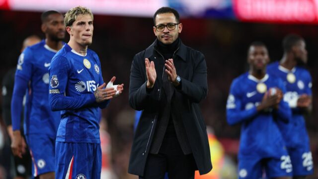 Hlavný tréner Chelsea Liam Rosenior tlieska medzi svojimi hráčmi po zápase Premier League medzi Arsenalom a Chelsea na Emirates Stadium 1. marca 2026 v Londýne v Anglicku