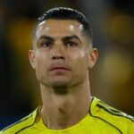 BURAYDAH, SAUDSKÁ ARÁBIA – 25. FEBRUÁRA: Cristiano Ronaldo z Al Nassr sleduje predchádzajúci zápas Saudi Pro League medzi Al Najmah a Al Nassr na King Abdullah Sport City Stadium 25. februára 2026 v Buraydah v Saudskej Arábii. (Foto: Yasser Bakhsh/Getty Images)
