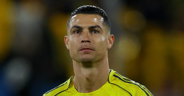 BURAYDAH, SAUDSKÁ ARÁBIA – 25. FEBRUÁRA: Cristiano Ronaldo z Al Nassr sleduje predchádzajúci zápas Saudi Pro League medzi Al Najmah a Al Nassr na King Abdullah Sport City Stadium 25. februára 2026 v Buraydah v Saudskej Arábii. (Foto: Yasser Bakhsh/Getty Images)