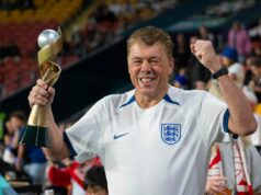 Superfan Anglicka predáva dom na financovanie sedemtýždňového výletu na majstrovstvá sveta Superfan Andy Milne videný v Katare. Odchádza do Ameriky - potom, čo predá svoj dom