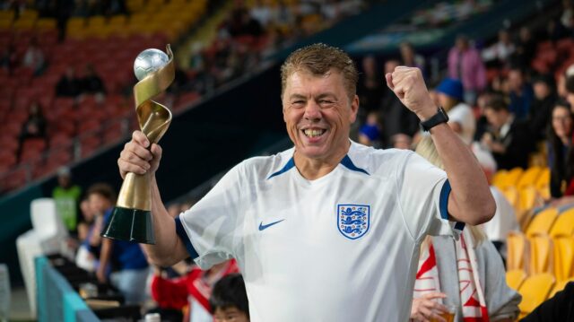 Superfan Anglicka predáva dom na financovanie sedemtýždňového výletu na majstrovstvá Superfan Andy Milne videný v Katare. Odchádza do Ameriky - potom, čo predá svoj dom