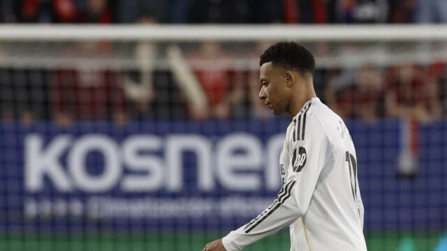 Superhviezda Realu Madrid Mbappe v Paríži na liečenie zranenia kolena
