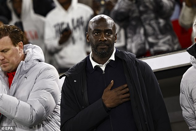 Súperi Anglicka na Svetovom pohári v kríze, keď vyhodili manažéra Otto Addo, na snímke v pondelok večer, bol prepustený z Ghany pred majstrovstvami sveta