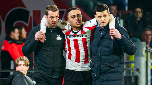 Súpiska USMNT World Cup: Zranenie Sergiña Desta vyvoláva nové otázky Eindhoven, Holandsko – 7. marca: Sergino Dest z PSV Eindhoven odchádza z ihriska kvôli zraneniu počas zápasu holandskej Eredivisie medzi PSV Eindhoven a AZ Alkmaar na Philips Stadion 7. marca 2026 v Eindhovene v Holandsku. (Foto: Kevin Senders/Marcel ter Bals/DeFodi Images/DeFodi cez Getty Images)