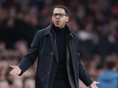 Sutton označil Blues za „idiota“ pri porážke s Arsenalom, keď Neville napadol ďalšiu „fňukajúcu“ hviezdu Sutton označil Blues za „idiota“ pri porážke s Arsenalom, keď Neville napadol ďalšiu „fňukajúcu“ hviezdu