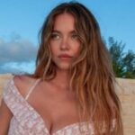 Sydney Sweeney bol videný počas zápasu Ligy Portugal Betclic medzi Sporting CP vs GD Estoril Praia na Estadio Jose Alvalade 27. februára 2026 (Foto: Joao Bravo/Foto zo športovej tlače) Liga Portugal Betclic - Sporting CP vs GD Estoril Praia - Estadio Jose Alvalade, Lisabon -228 Február 2026