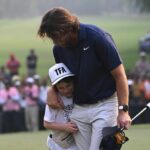 Tommy Fleetwood na oslave objíma svojho syna Frankieho