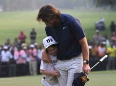Syn Tommyho Fleetwooda ukradne show, pretože Tiger Woods poprel milióny Tommy Fleetwood na oslave objíma svojho syna Frankieho