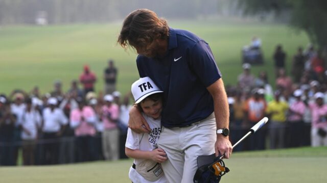 Tommy Fleetwood na oslave objíma svojho syna Frankieho