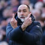 Igor Tudor prekríži obe ruky na hrudi s každým zdvihnutým ukazovákom