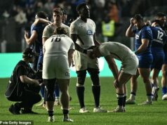 Taliansko 23:18 Anglicko: Šokujúci návštevníci prehrali so smoliarmi zo šiestich národov vôbec po prvý raz porážkou, ktorá zanecháva veľké otázky o budúcnosti Steva Borthwicka – a znamenie, že jeho posolstvá sa nedostávajú k jeho hráčom Anglicko je v krízovom režime a hráči vyzerali šokovaní po tom, čo strávili celý úväzok v Ríme