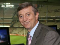 Televízna legenda Dennis Cometti, ktorý sa stal ikonou AFL, zomrel po tom, čo sa stal najslávnejším hlasom hry – „centimeter perfect“ Futbalový svet smúti nad smrťou legendárneho televízneho komentátora Dennisa Comettiho vo veku 76 rokov