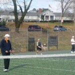 Mierne dni majú miestnu tenisovú skupinu, ktorá doháňa svoj tenis na kurtoch na Jackson Square. Každý je pozvaný, aby sa pridal, hovorí koordinátor Jack Campbell. „Príďte každú sobotu na poludnie so svojou raketou a zahrajte si zábavný tenis,