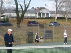 Tenis, niekto? Mierne dni majú miestnu tenisovú skupinu, ktorá doháňa svoj tenis na kurtoch na Jackson Square. Každý je pozvaný, aby sa pridal, hovorí koordinátor Jack Campbell. „Príďte každú sobotu na poludnie so svojou raketou a zahrajte si zábavný tenis,