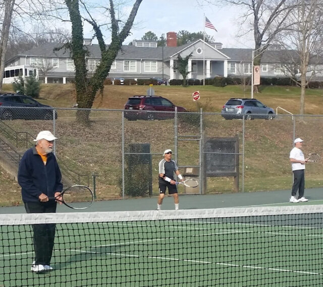 Mierne dni majú miestnu tenisovú skupinu, ktorá doháňa svoj tenis na kurtoch na Jackson Square. Každý je pozvaný, aby sa pridal, hovorí koordinátor Jack Campbell. „Príďte každú sobotu na poludnie so svojou raketou a zahrajte si zábavný tenis,
