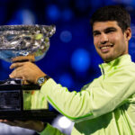 31. januára 2026; Melbourne, Viktória, Austrália; Španiel Carlos Alcaraz s Norman Brookes Challenge Cup po víťazstve nad Novakom Djokovičom zo Srbska vo finále mužskej dvojhry na Australian Open v Rod Laver Arene v Melbourne Parku. Povinný kredit: Mike Frey-Imagn Images