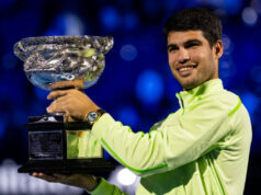 Tenisová hviezda Carlos Alcarez vzdáva hold Lebronovi Jamesovi z Lakers 31. januára 2026; Melbourne, Viktória, Austrália; Španiel Carlos Alcaraz s Norman Brookes Challenge Cup po víťazstve nad Novakom Djokovičom zo Srbska vo finále mužskej dvojhry na Australian Open v Rod Laver Arene v Melbourne Parku. Povinný kredit: Mike Frey-Imagn Images