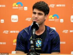 Tenisová legenda odhaľuje pravdu za fotkou Carlosa Alcaraza po tom, ako ho na zápase NBA videli „flirtovať“ s ňou a jej kamarátkami Carlos Alcaraz bol stredobodom pozornosti po tom, čo ho videli so skupinou dievčat v Miami